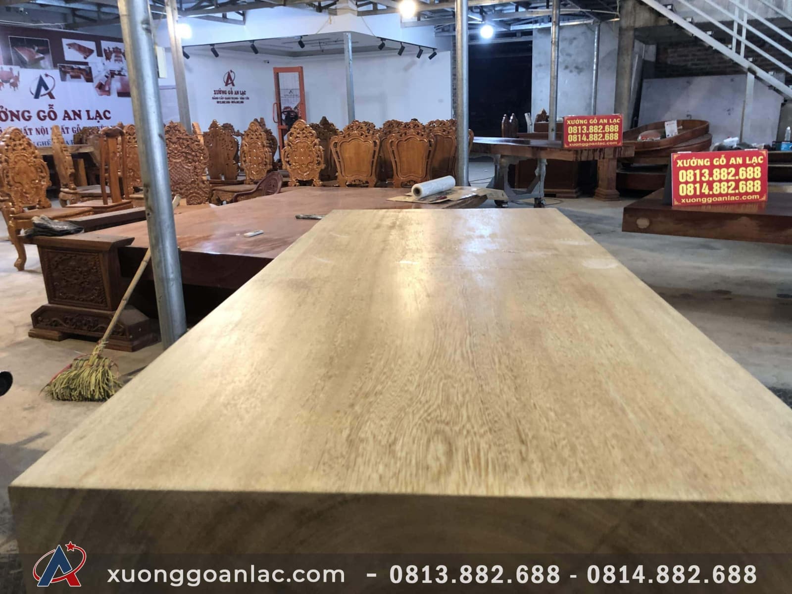 Bàn ăn nguyên khối gõ đỏ 219x96x16cm anh Hoàn ở Bỉm Sơn - Thanh Hóa 4 toàn bộ mặt bàn mộc không tỳ vết