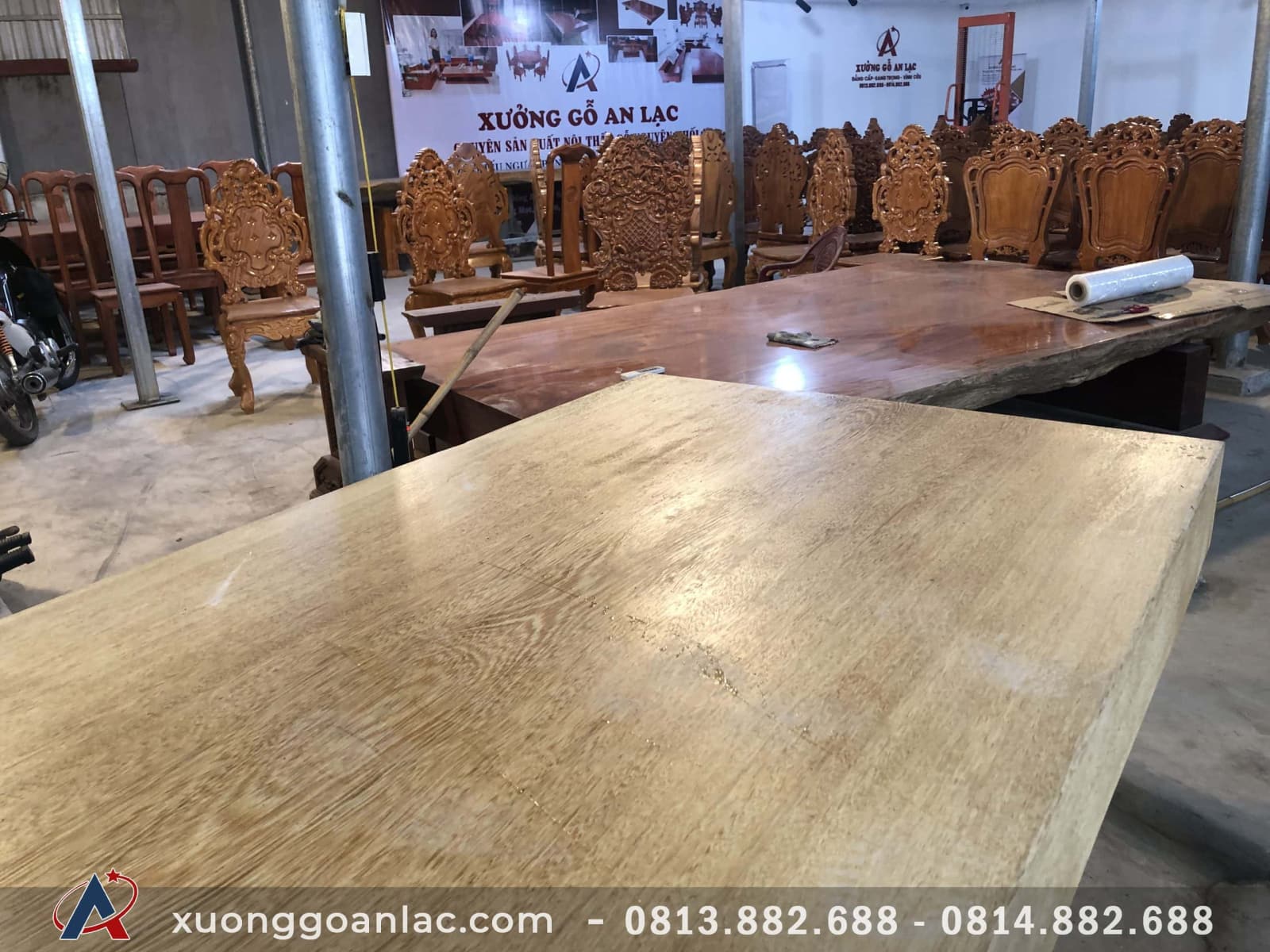 Bàn ăn nguyên khối gõ đỏ 219x96x16cm anh Hoàn ở Bỉm Sơn - Thanh Hóa 3 mặt bàn gỗ gõ cao cấp