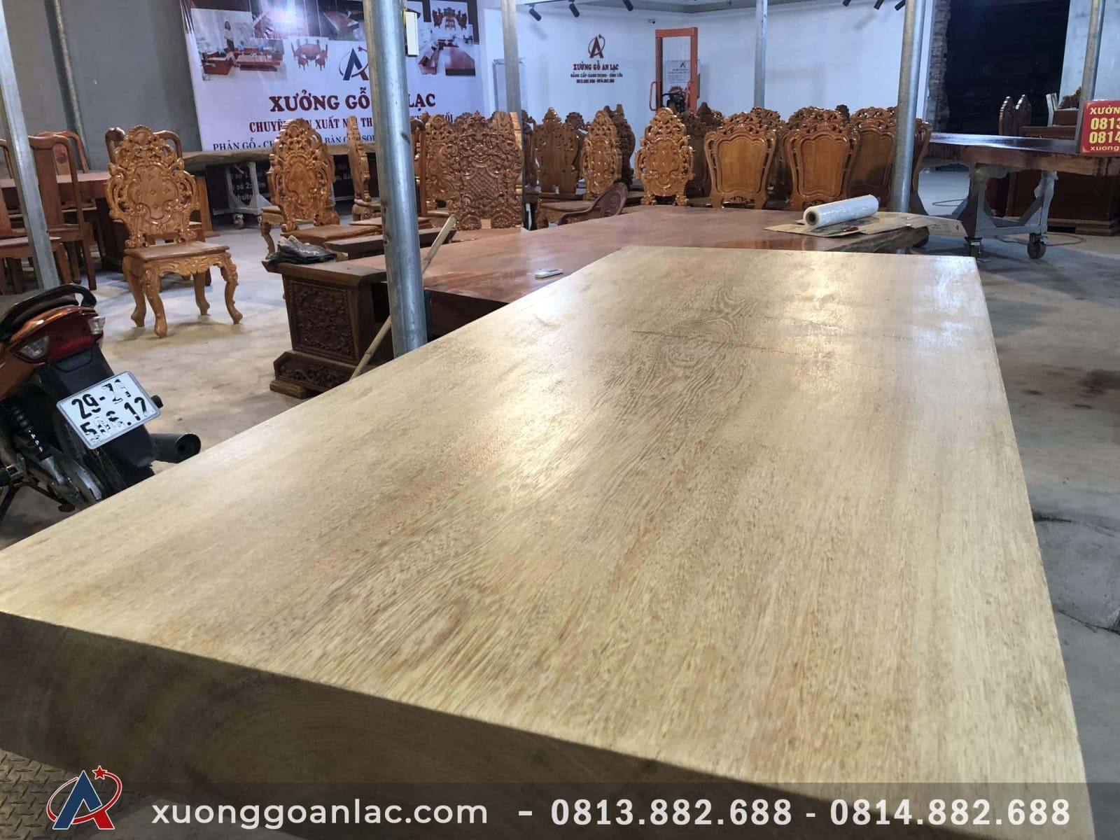 Bàn ăn nguyên khối gõ đỏ 219x96x16cm anh Hoàn ở Bỉm Sơn - Thanh Hóa 2 toàn bộ ảnh mặt trên