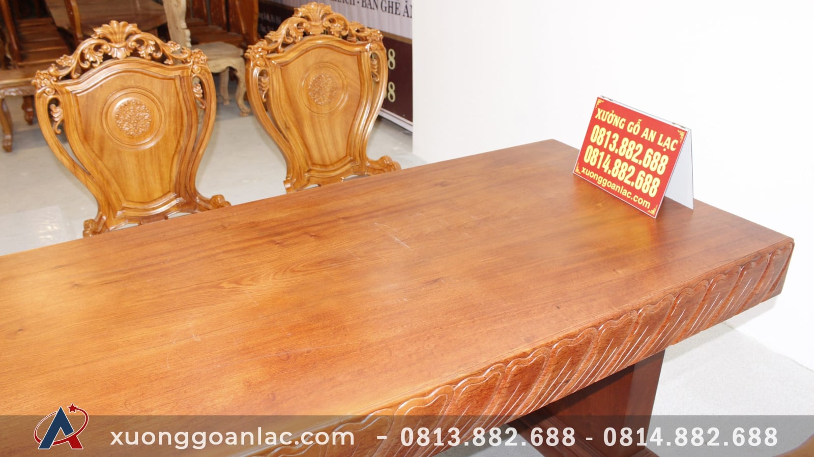 Bàn ăn nguyên khối đục tim 2m84 với 8 ghế Louis hoa lá tây có tay (Anh Tuấn, Đồng Nai) 7 bộ bàn ăn gỗ hương nguyên khối