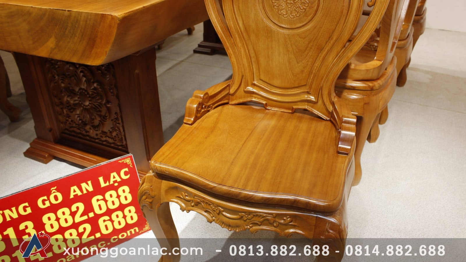 Bộ bàn ăn nguyên khối gỗ gõ đỏ 10 ghế đục hoa lá tây (Anh Hải, Đà Nẵng) 11 ghế ăn mặt ván tràn