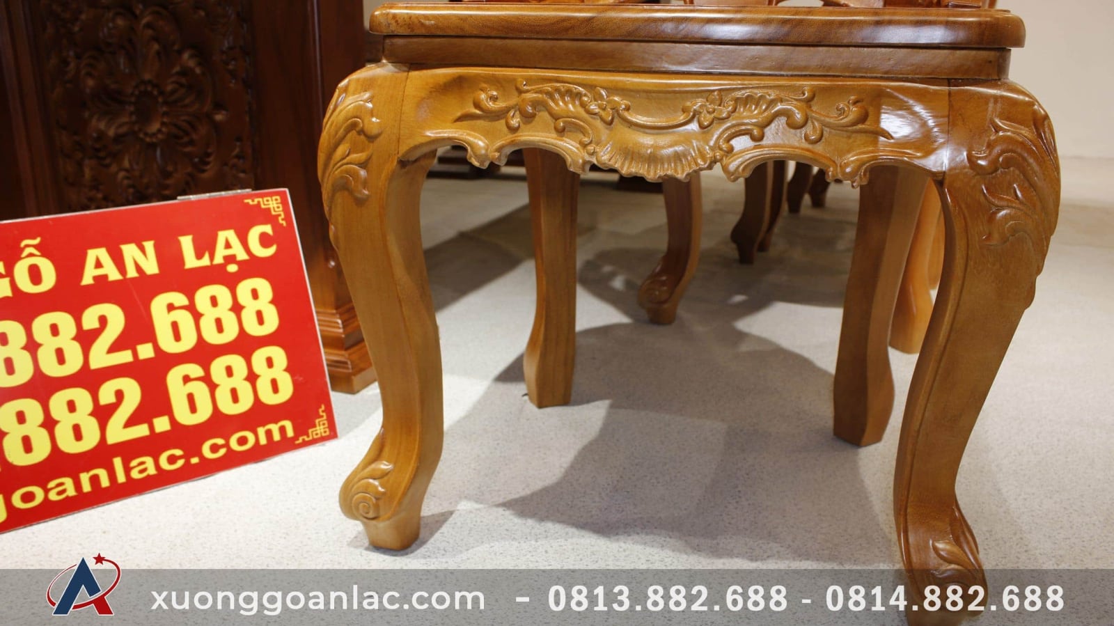 Bộ bàn ăn nguyên khối gỗ gõ đỏ 10 ghế đục hoa lá tây (Anh Hải, Đà Nẵng) 14 chân ghế cũng được đục hoa văn tỷ mỉ