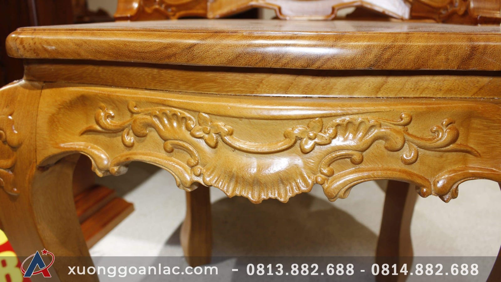 Bộ bàn ăn nguyên khối gỗ gõ đỏ 10 ghế đục hoa lá tây (Anh Hải, Đà Nẵng) 15 yếm ghế cũng được đục sắc nét