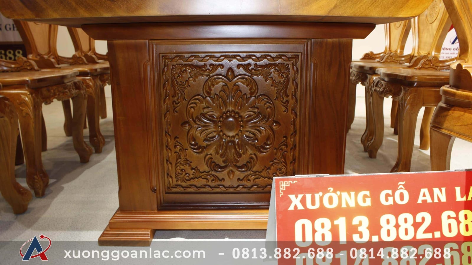 Bộ bàn ăn nguyên khối gỗ cẩm hồng 8 ghế louis có tay gỗ gõ đỏ (Anh Khoa, Trà Vinh) 2 Chân bàn được đục hoa văn rất đẹp