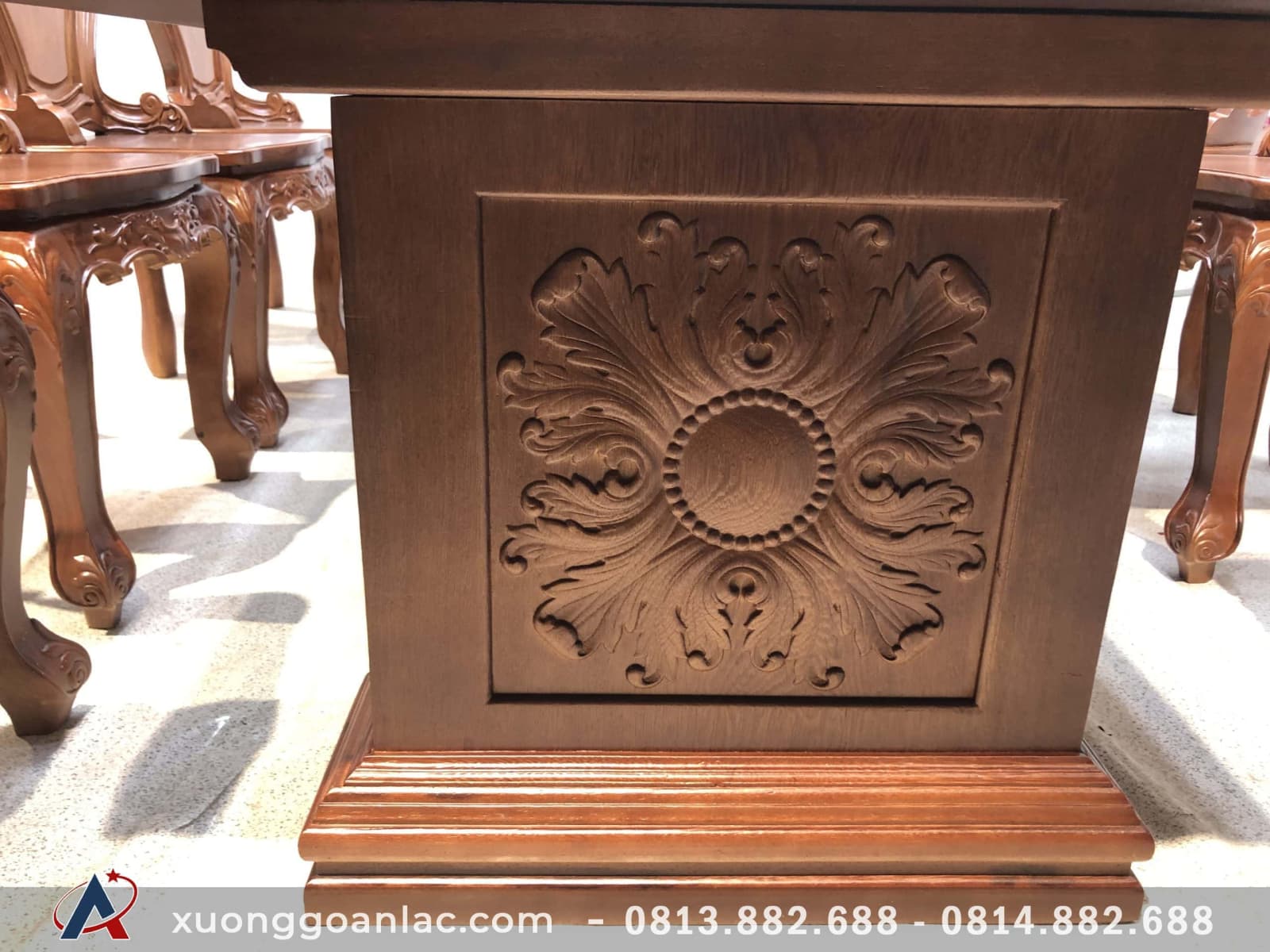 Bộ bàn ghế ăn nguyên khối gỗ gõ đỏ 8 ghế louis (Anh Tuấn, Lương Sơn - Hòa Bình) 17 Chân bàn đục hoa lá đẹp