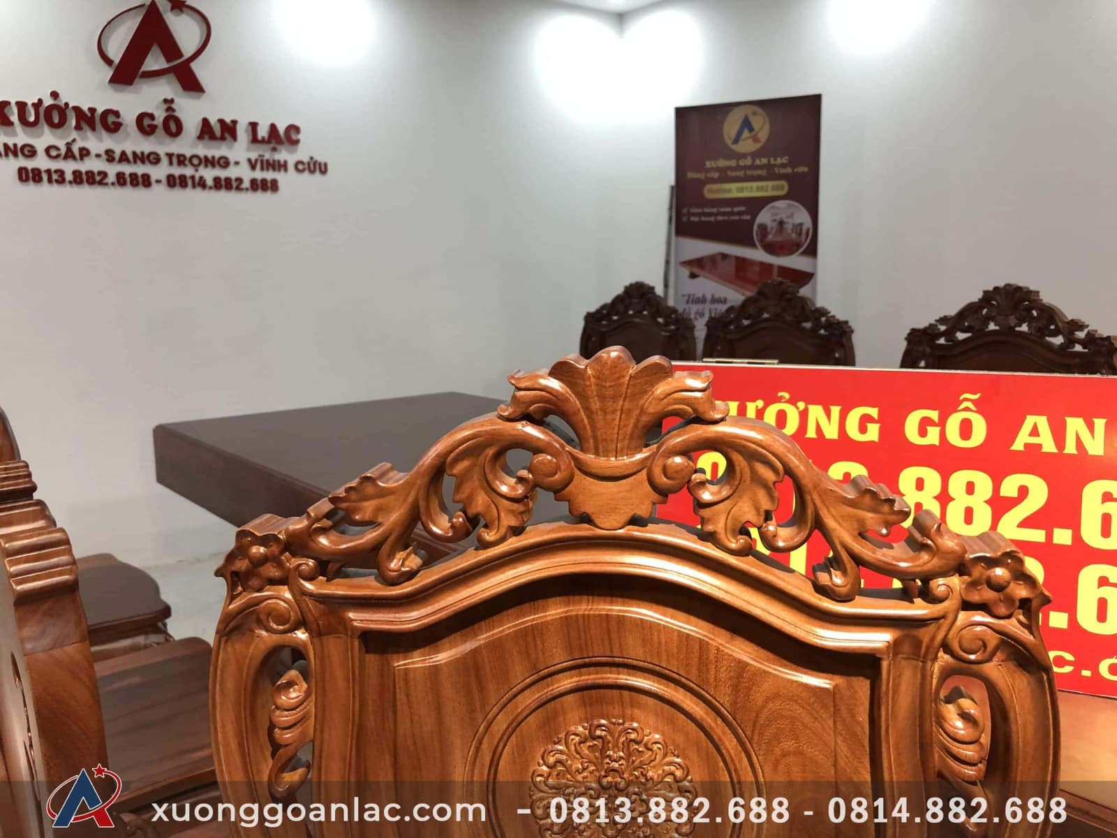 Bộ bàn ghế ăn nguyên khối gỗ gõ đỏ 8 ghế louis (Anh Tuấn, Lương Sơn - Hòa Bình) 18 Chương đục hoa lá tây đẹp