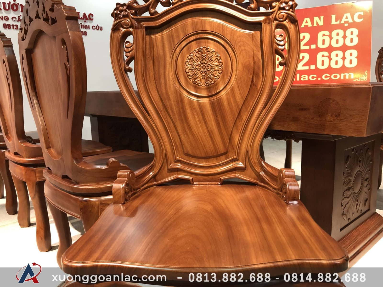 Bộ bàn ghế ăn nguyên khối gỗ gõ đỏ 8 ghế louis (Anh Tuấn, Lương Sơn - Hòa Bình) 24 ghế louis lưng cao