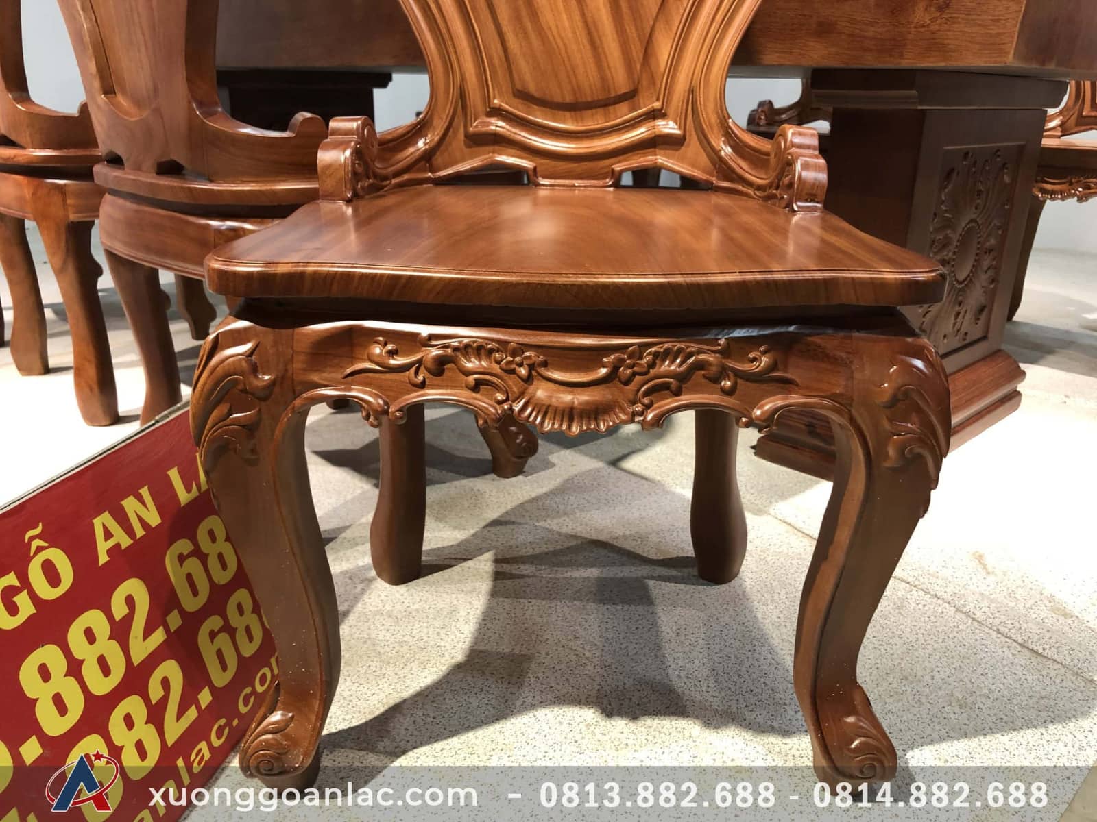 Bộ bàn ghế ăn nguyên khối gỗ gõ đỏ 8 ghế louis (Anh Tuấn, Lương Sơn - Hòa Bình) 19 ghế louis mặt tràn