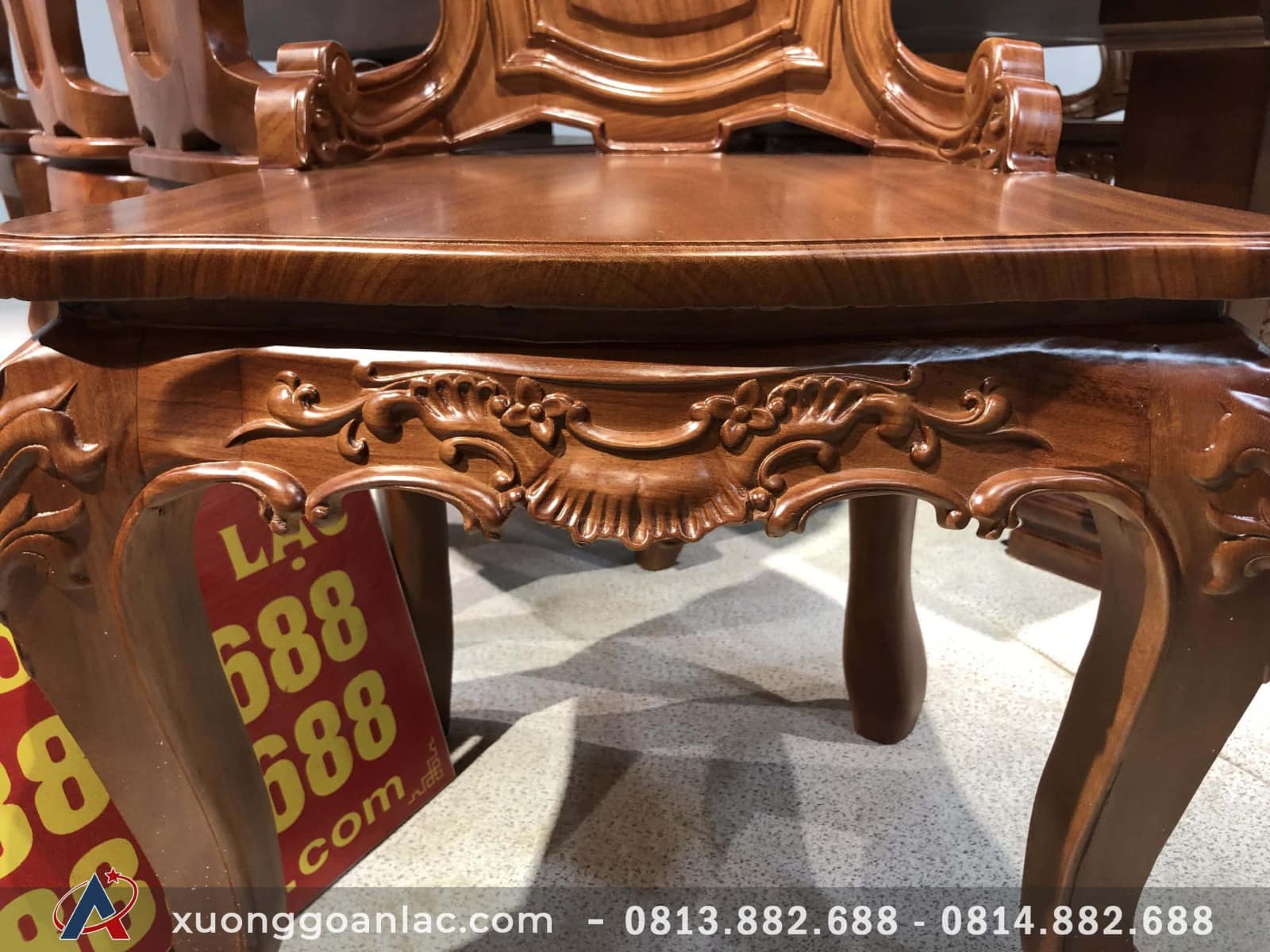 Bộ bàn ghế ăn nguyên khối gỗ gõ đỏ 8 ghế louis (Anh Tuấn, Lương Sơn - Hòa Bình) 22 yếm trước đục hoa văn tỉ mỉ