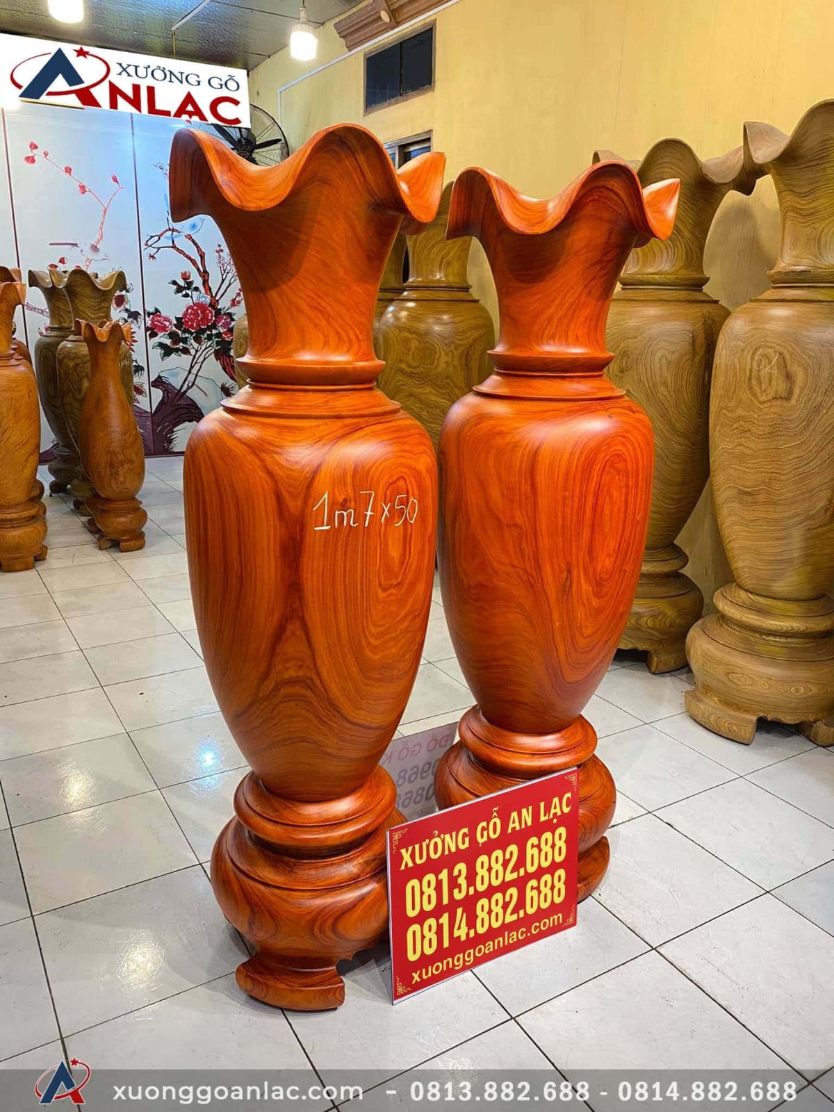 Lục bình gỗ hương đỏ 1m70 đường kính 50cm (anh Minh - Ninh Bình) 12 Thân bình được đục tiện theo hình giống quả bầu dài nhìn rất thon gọn. Và chiếc đế bình được đục tiện giống con ốc mỡ với 3 phần chân đế thoải đều nhìn rất bắt mắt và thể hiện được kỹ thuật cao.