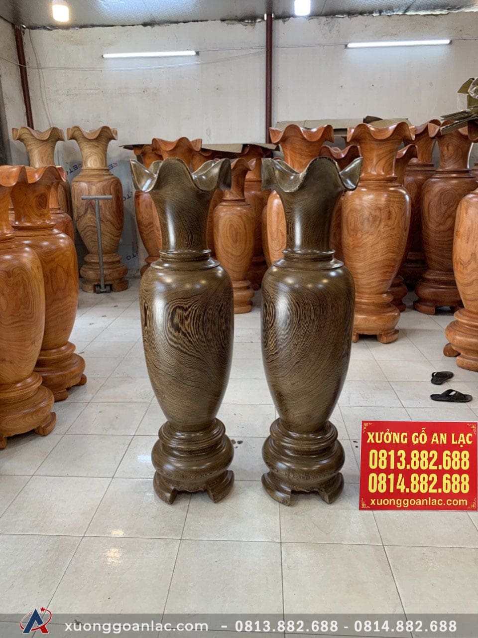 Lục bình gỗ mun đuôi công 1m55 (anh Bắc - Hà Nội) 7 Cặp lục bình của anh Bắc có kích thước: cao 1m55cm, đường kính: 45cm. Tiện từ cùng 1 cây gỗ nên cặp lục bình này có hệ vân gỗ cũng như màu sắc khá đồng đều