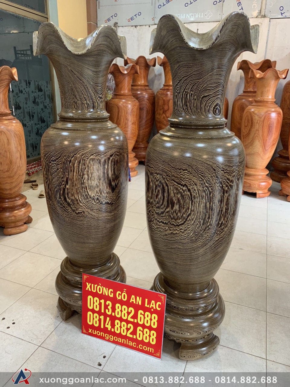 Lục bình gỗ mun đuôi công 1m70 đường kính 51cm (anh Khanh - Hà Nội) 10 Lục bình gỗ mun đuôi công kích thước lớn, nên đặt ở phòng khách hoặc trong phòng thờ, những nơi thoáng đãng, dễ nhìn thấy, để vừa tăng tính thẩm mỹ, sang trọng cho không gian, vừa để lục bình gỗ phát huy hết giá trị phong thủy cho gia chủ.