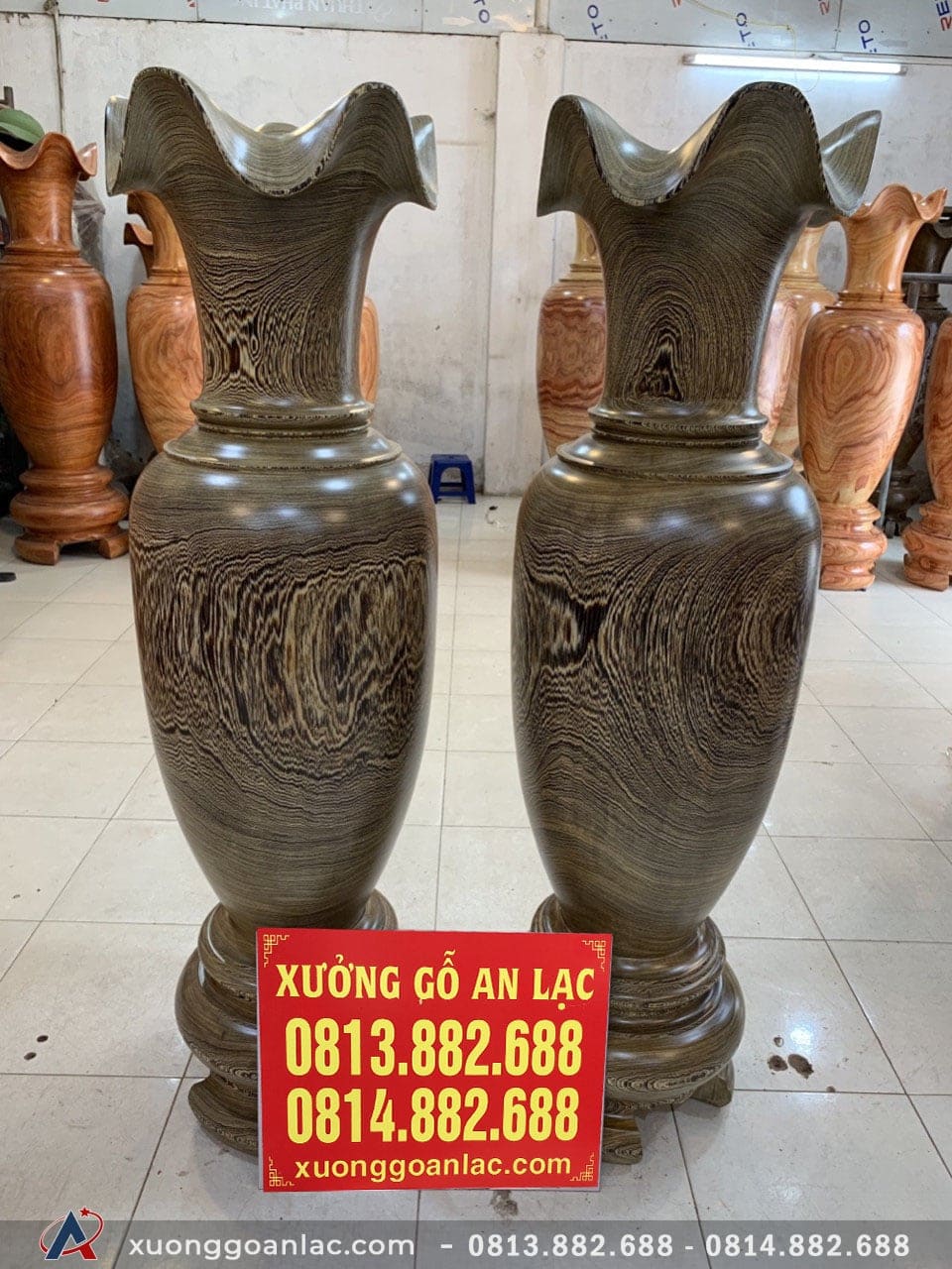 Lục bình gỗ mun đuôi công 1m50 (Bác Huy - Hải Dương) 13 Lục bình được xưởng tiện từ gỗ mun đuôi công nguyên khối cực bền và sang trọng. Lục bình của bác Huy được thiết kế: cao 1m50cm, đường kính: 43cm.