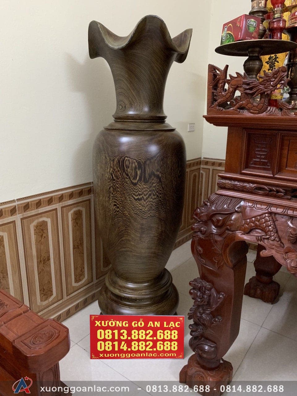 Lục bình trơn gỗ mun đuôi công 1m70 (bác Tĩnh - Hải Phòng) 13  Thiết kế đúng với chữ “trơn” tức là không có các họa tiết chạm trổ cầu kỳ trên miệng bình, thân bình. Nhờ vậy, mặt ngoài trơn láng giúp vẻ đẹp của các đường vân gỗ tự nhiên được dịp phô bày, thể hiện trọn vẹn hơn. Đồng thời còn nâng cao tính đa dụng và phổ biến khiến sản phẩm có thể sử dụng ở nhiều vị trí hơn.