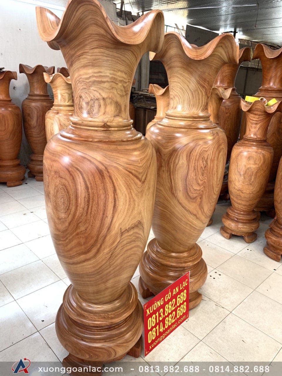 Lục bình gỗ cẩm vàng cao 2m đường kính 63cm (chú Sâm - Hà Nội) 19 Muốn có được một cặp mẫu lục bình gỗ cẩm vàng đẹp nao lòng đến như vậy người nghệ nhân phải lựa chọn được những khúc quý đặc ruột để chế tác, gỗ càng nhiều vân đẹp