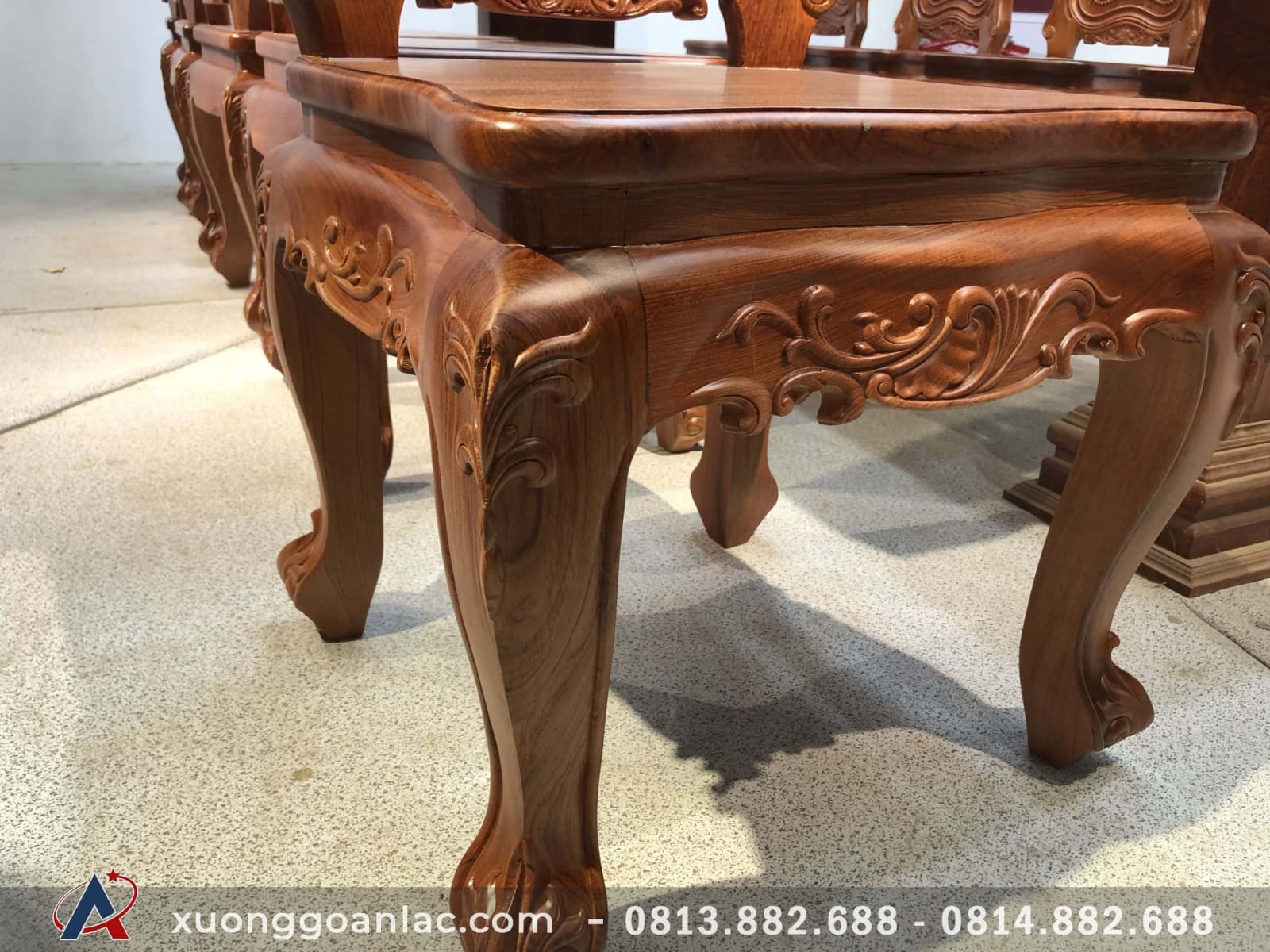Bộ bàn ăn nguyên khối gỗ hương đá (Anh Tuyền, Hưng Yên) 11 ghế louis chân cong đục hoa lá