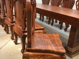 Bộ bàn ăn nguyên khối gỗ hương đá (Anh Tuyền, Hưng Yên) 24 ghế louis hoa lá tây