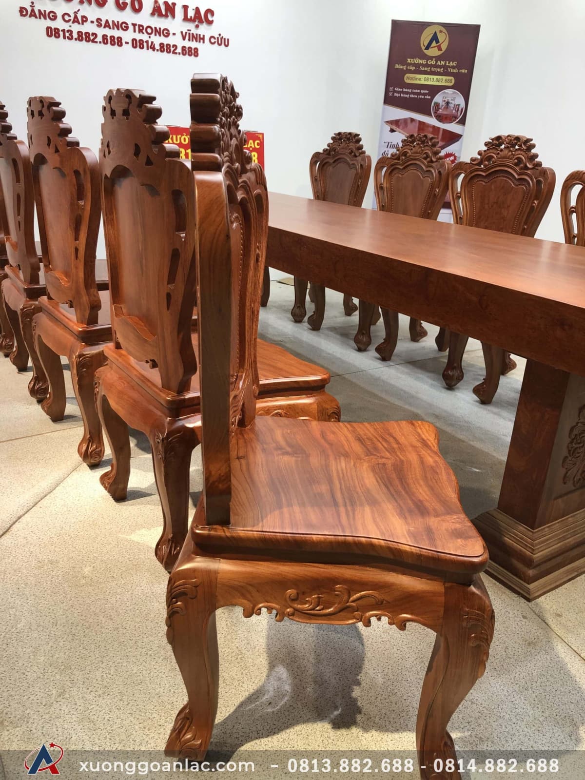 Bộ bàn ăn nguyên khối gỗ hương đá (Anh Tuyền, Hưng Yên) 12 ghế louis hoa lá tây