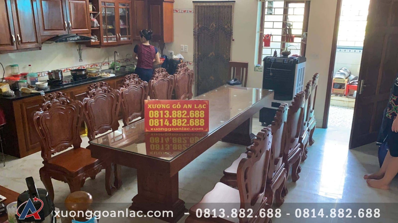 Bộ bàn ăn nguyên khối gỗ hương đá (Anh Tuyền, Hưng Yên) 1 bàn ăn kê vào nhà anh Tuyền