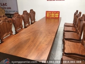 Bộ bàn ăn nguyên khối gỗ hương đá (Anh Tuyền, Hưng Yên) 17 mặt bàn nguyên vân