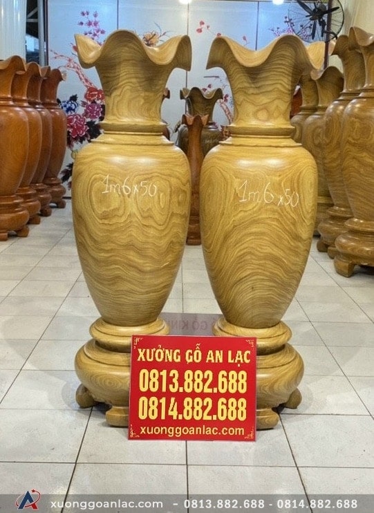 Lục bình gỗ cẩm vàng 1m60 đường kính 50cm (anh Huy - Phú Thọ) 8 Lục bình làm cho anh Huy có kích thước: cao 1m60cm, đường kính: 50cm. Sản phẩm được xưởng tiện từ gỗ cẩm vàng nguyên 1 khối rất bền đẹp và sang trọng.