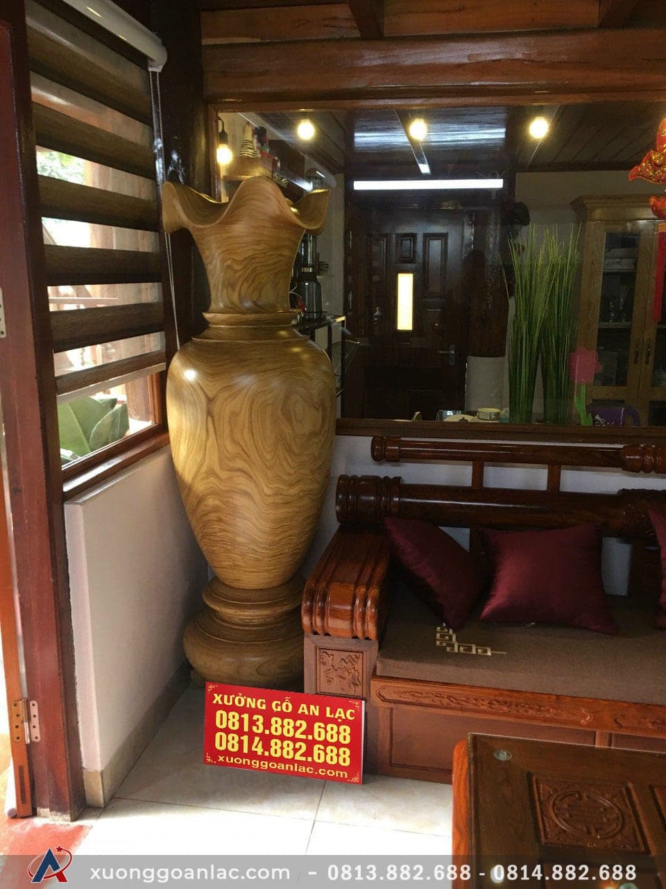 Lục bình 1m97 đường kính 68cm gỗ cẩm vàng(anh Đô - Ninh Bình) 11 Hình dáng chung của những chiếc lộc bình gỗ cao, phần bụng phình to ra. Còn lại phần cổ thắt lại và phần miệng loe ra. Đây là điểm thu hút vượng khí, tài lộc cho gia chủ.