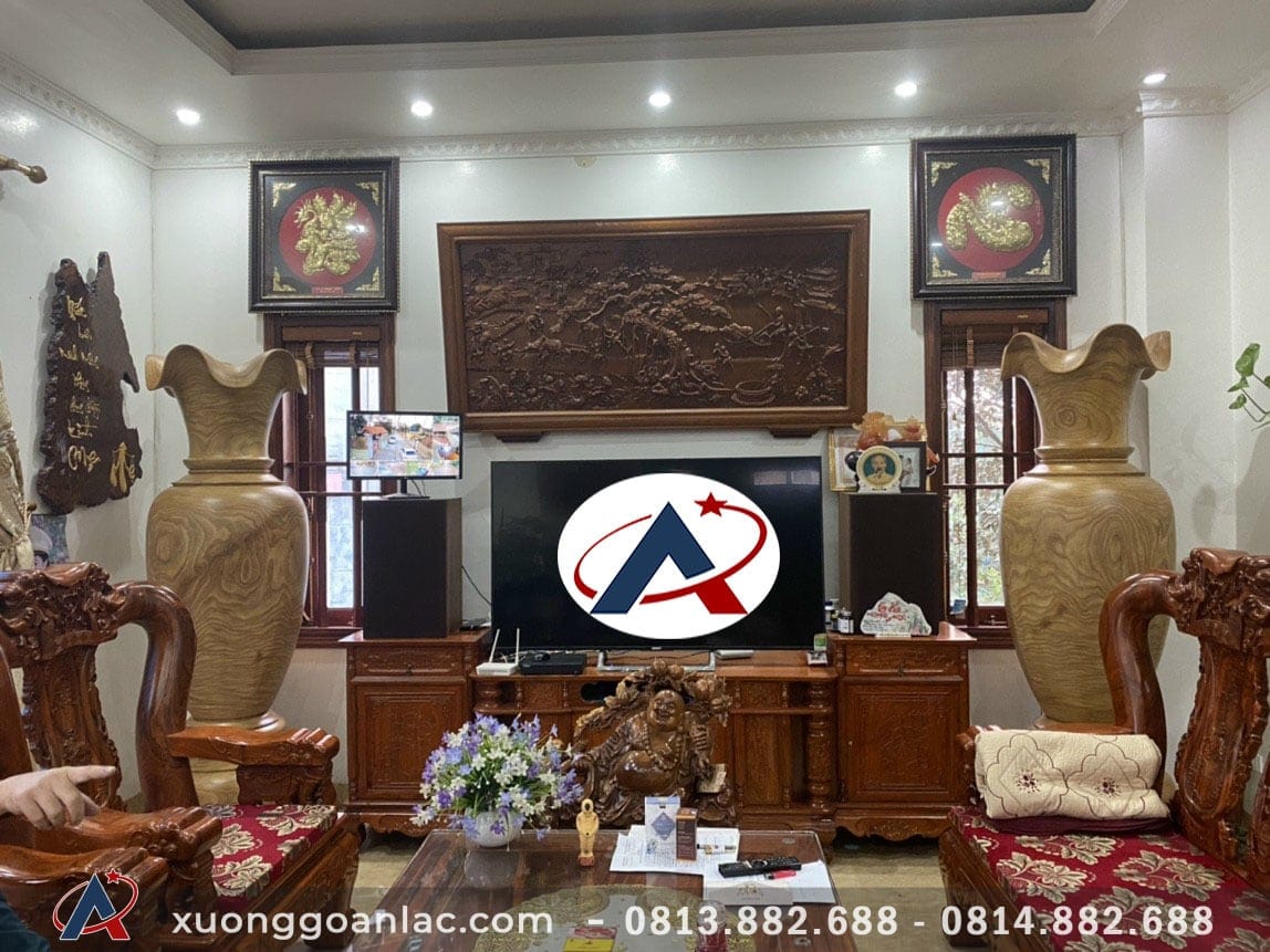 Lục bình gỗ cẩm vàng 1m99 đường kính 60cm (chú Hà - Thái Nguyên) 9 Lộc bình gỗ không chỉ là đồ trang trí mà còn là vật phẩm phong thủy có tác dụng thu hút và tích trữ tài lộc rất tốt, mang lại sự no đủ, hạnh phúc cho gia đình.