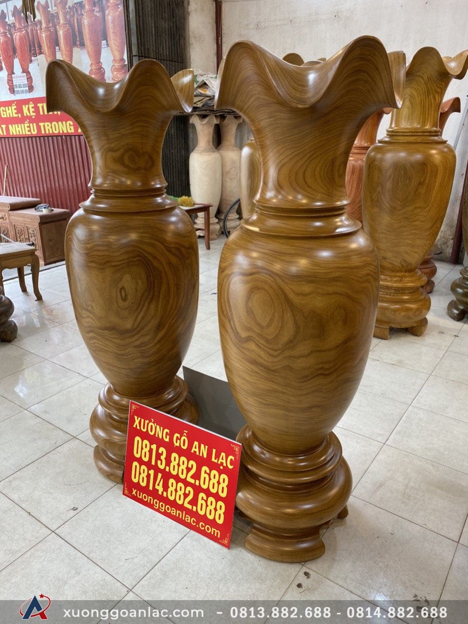 Lục bình gỗ cẩm vàng 1m43 đường kính 40cm (anh Hiếu - Hà Nội) 11 Hình dáng chung của những chiếc lục bình gỗ cao, phần bụng phình to ra. Còn lại phần cổ thắt lại và phần miệng loe ra. Đây là điểm thu hút vượng khí, lộc tài cho gia chủ.