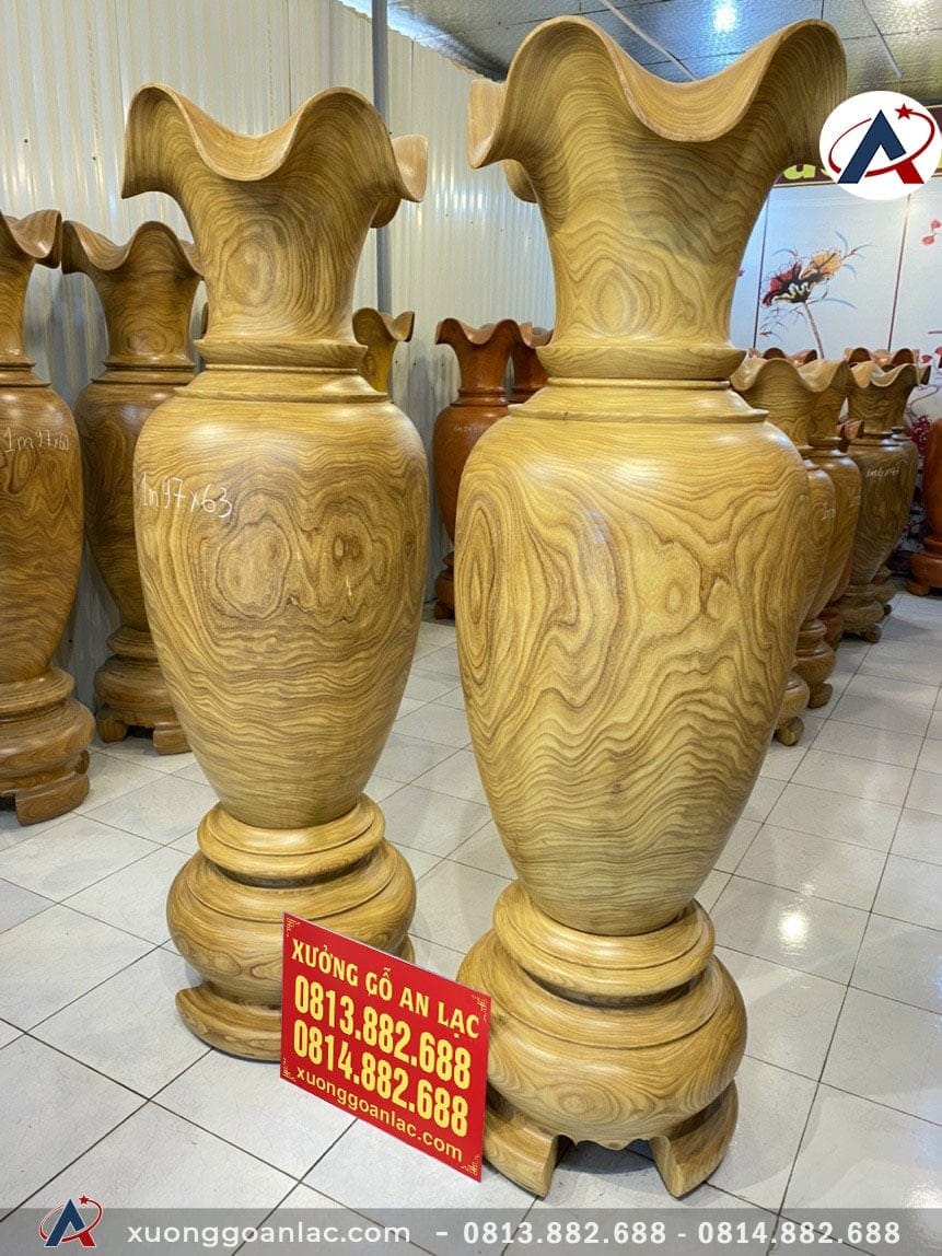 Lục bình gỗ cẩm vàng 1m97 đường kính 63cm (anh Quang - Hải Dương) 9 Gỗ cẩm vàng được xem là lựa chọn hàng đầu trong sản xuất lục bình phong thuỷ. Bởi những đặc tính vốn có của mình như: khả năng chịu lực, chống mối mọt, chống biến dạng, nứt nẻ cực tốt, độ bền gỗ cẩm vàng rất cao. Thớ gỗ cẩm vàng xoăn đẹp tự nhiên
