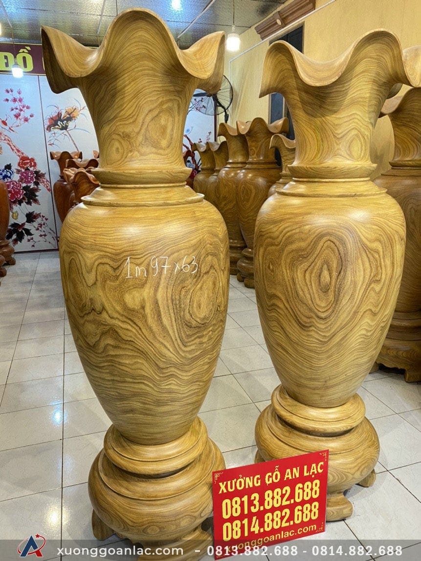 Lục bình gỗ cẩm vàng 1m97 đường kính 63cm (anh Quang - Hải Dương) 10 thiết kế lục bình chính là, phần miệng rộng để hút nhiều vượng khí mà may mắn vào bên trong. Thân bình phình to để lưu giữ những vận khí càng nhiều càng tốt, cổ bình nhỏ lại là để giữ không để mọi thứ bay ra ngoài, mà ở lại với gia chủ.