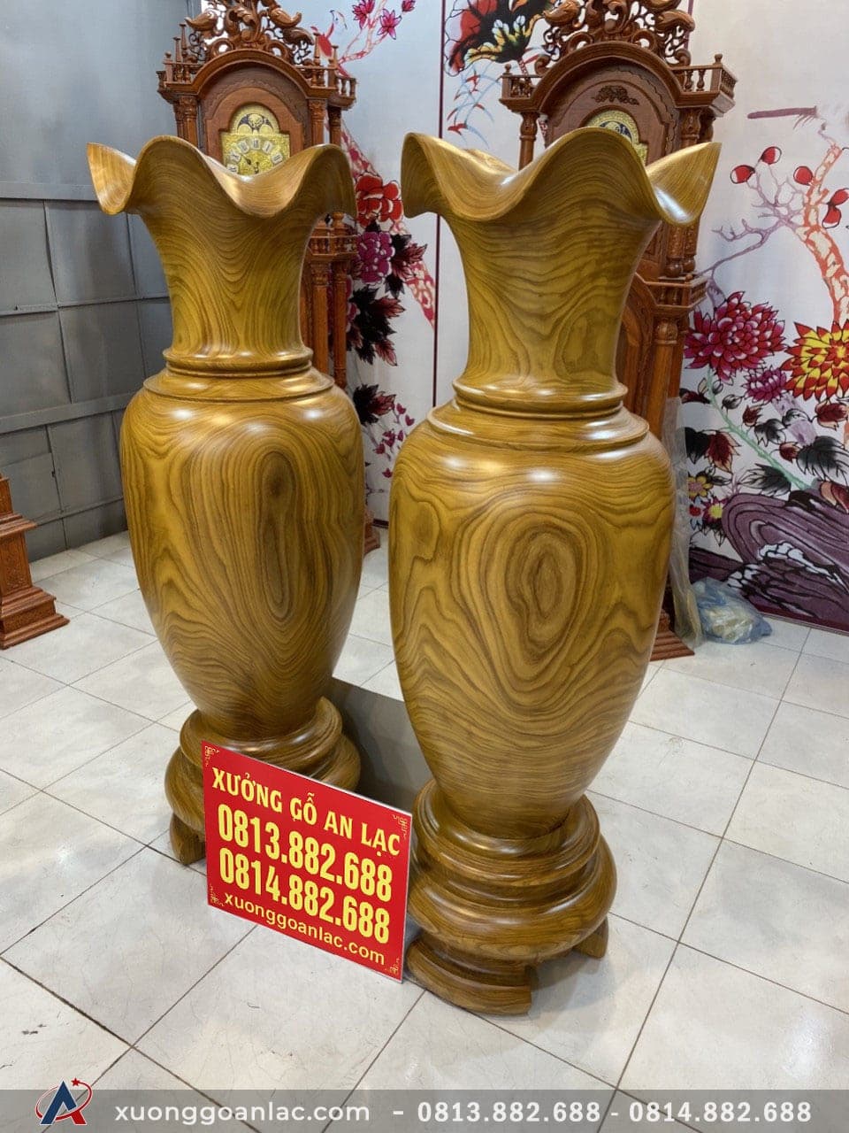 Lục bình gỗ cẩm vàng 1m48 đường kính 40cm (anh Tuyển - Hà Nội) 14 Cặp lục bình gỗ được thiết kế với phần miệng loe rộng với các nếp gấp uốn lượn như chiếc lá lục bình mềm dẻo, tinh tế. Dần xuống dưới là phần cổ được tạo thành nút thắt để hút tài lộc.