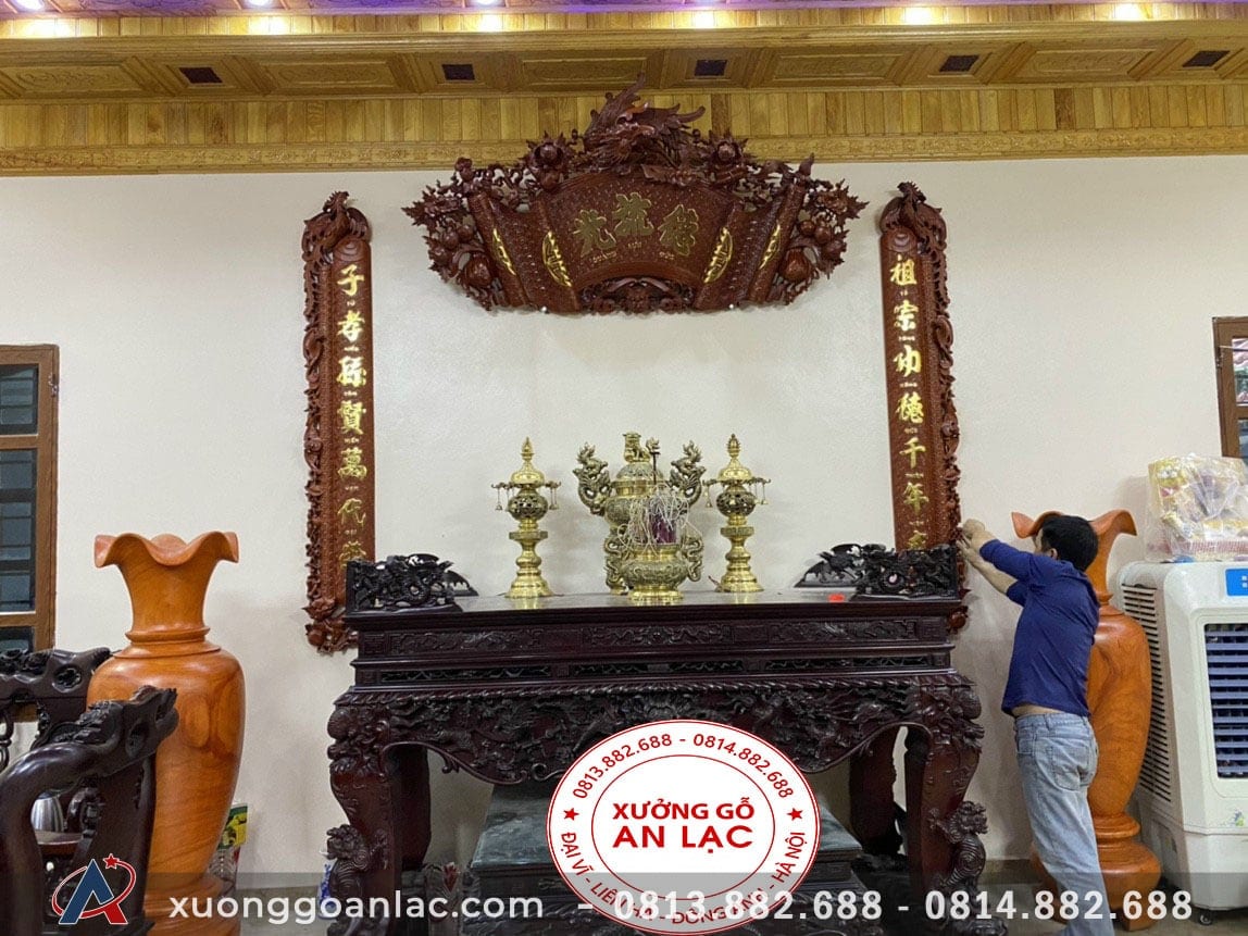 Lục bình gỗ hương đỏ 1m69 đường kính 52cm (anh Minh - Hà Nội) 12 Lục bình gỗ hương đỏ cao 2m, đường kính 63cm đặt cân đối hai bên sập thờ nhà anh Minh (Hà Nội)