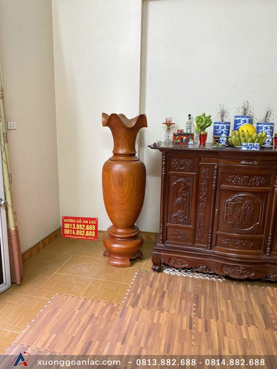 Lục bình gỗ hương đỏ 1m75 đường kính 56cm (anh Quang Anh - Hòa Bình) 10 Kiểu dáng chung của những chiếc lục bình: thân cao, phần bụng phình to ra. Còn lại phần cổ thắt lại và phần miệng loe ra lượn sóng. Đó là điểm thu hút vượng khí, tài lộc cho gia chủ.