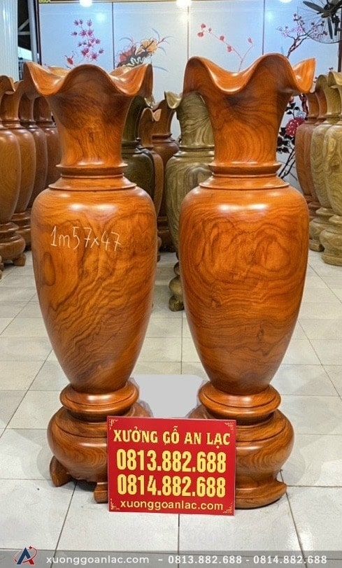 Đôi Lục bình gỗ hương đỏ 1m57 đường kính 47cm (anh Hoàng - Thái Bình) 14 Bề mặt không chạm trổ các họa tiết điêu khắc cầu kỳ, làm nổi bật lên các đường nét vân gỗ uốn lượn độc đáo như một bức tranh do tự nhiên tạo tác.