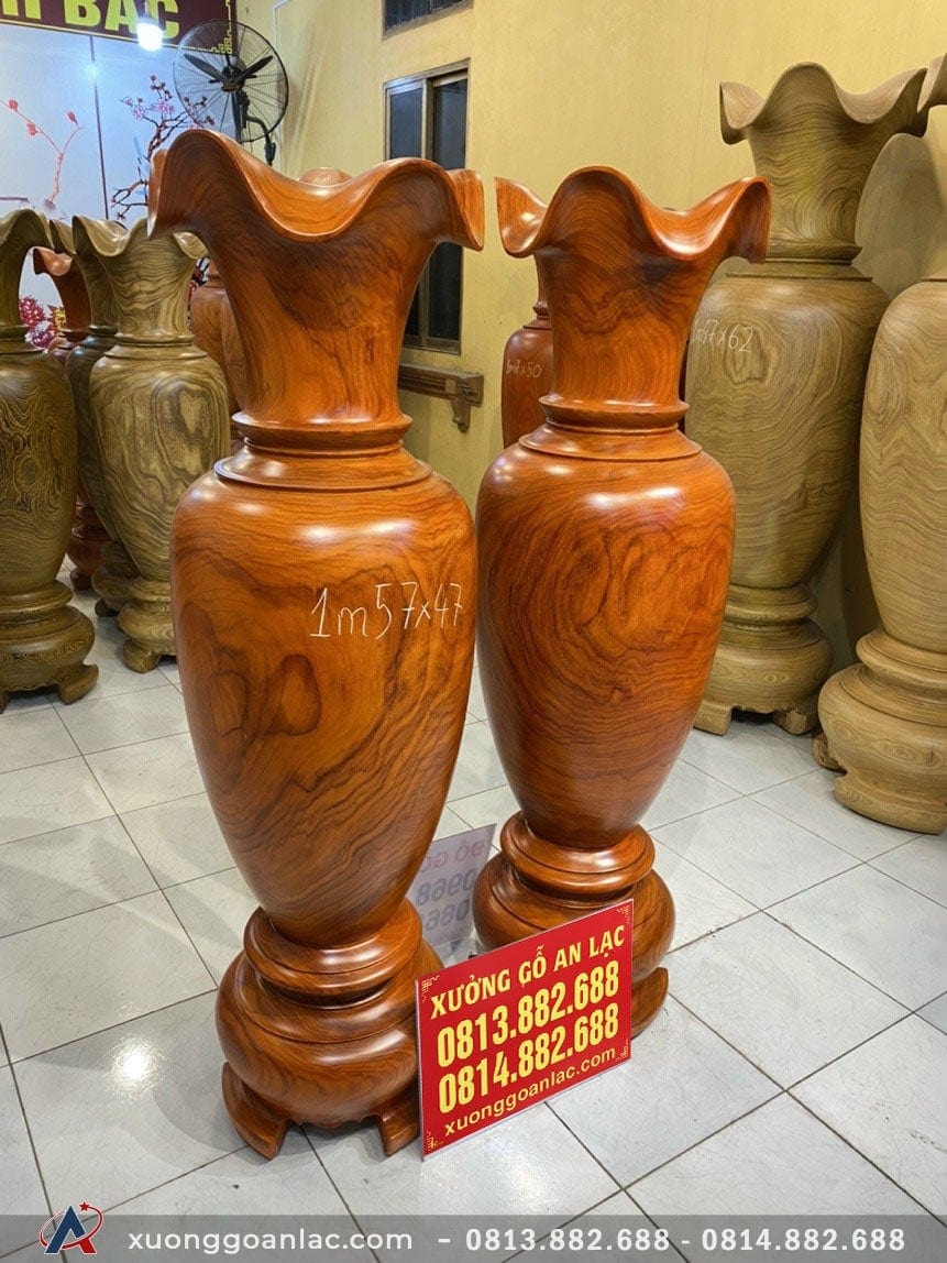 Đôi Lục bình gỗ hương đỏ 1m57 đường kính 47cm (anh Hoàng - Thái Bình) 11 Lục bình sử dụng chất liệu gỗ hương đỏ lâu năm, thân gỗ nguyên khối không chắp vá hay sử dụng gỗ tạp, gỗ rời, được phơi khô cẩn thận trước khi đưa vào tiện. Đặc biệt lõi gỗ đặc, chắc có độ cứng cao, nặng nên hạn chế được mối mọt, cong vênh hiệu quả