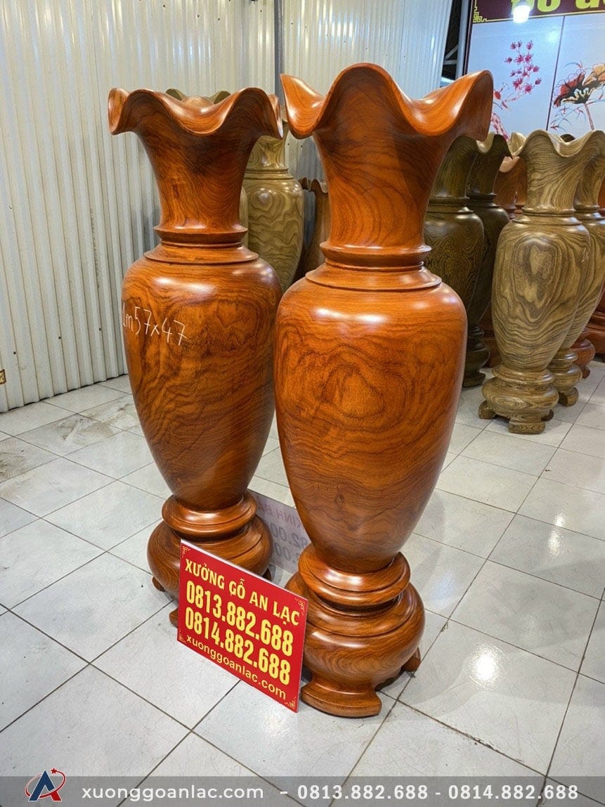 Đôi Lục bình gỗ hương đỏ 1m57 đường kính 47cm (anh Hoàng - Thái Bình) 12 Chất gỗ hương đỏ mịn, mát mang theo mùi hương dễ chịu sẽ là lựa chọn tuyệt vời cho không gian trang nhã, thư thái hơn.