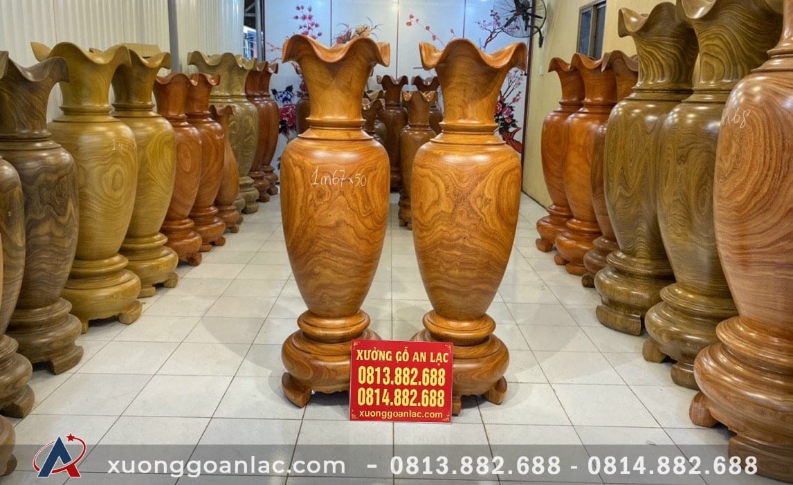 Lục bình gỗ hương đỏ 1m67 đường kính 50cm (anh Trọng - Hà Nội) 12 Cặp lục bình tương đồng sở hữu chiều cao 1m67 được xưởng gỗ An Lạc làm từ chất liệu gỗ cẩm vàng, chế tác dạng trơn nên nhìn kiểu dáng của nó khá đơn giản, thanh tao.