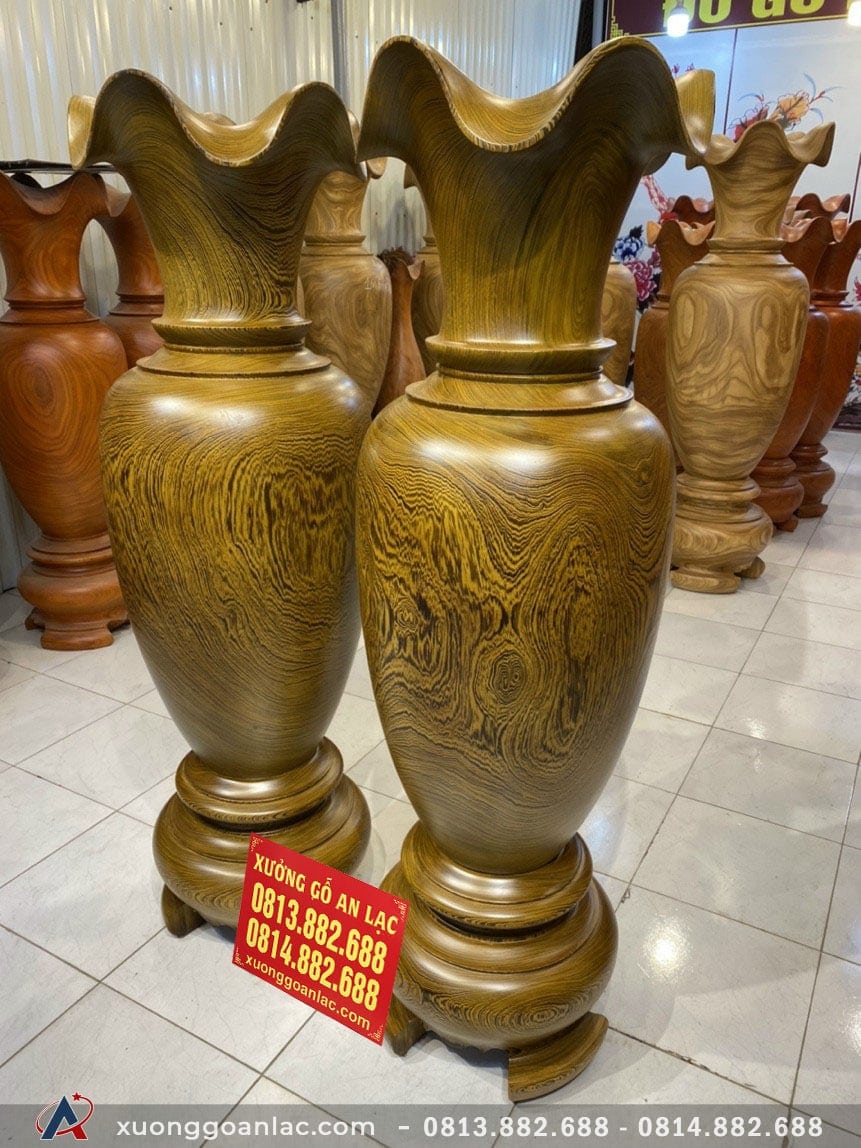 Lục bình gỗ mun đuôi công 1m39 (anh Vũ - Hà Nội) 12 Cặp lục bình gỗ được thiết kế với phần miệng loe rộng với các nếp gấp uốn lượn như chiếc lá lục bình mềm dẻo, tinh tế. Dần xuống dưới là phần cổ được tạo thành nút thắt để hút tài lộc, phần thân bình phình to là nơi cất giữ tài lộc cho gia đình, được thắt lại bởi cổ bình để tài lộc không bị thất thoát, ở lại với gia chủ.