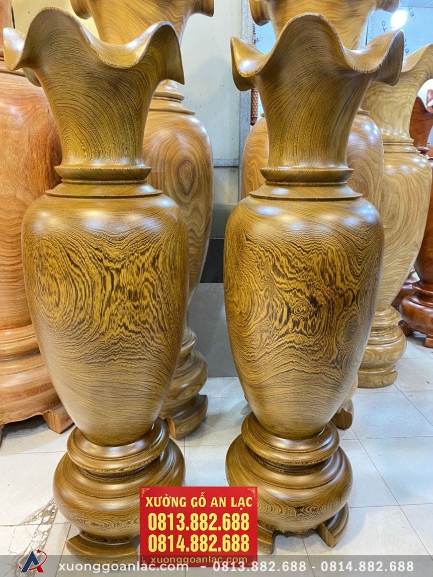 Lục bình gỗ mun đuôi công 1m39 (anh Vũ - Hà Nội) 13 Kích thước 150cm phù hợp với hầu hết mọi không gian gia đình hiện nay. Để tối ưu khả năng giữ tài, hút lộc thì bạn nên trưng bày lục bình ở những nơi trang trọng trong nhà như phòng sách, phòng khách hay phòng thờ. Các ngày lễ tết cho thể dùng tiền đồng để bỏ vào chỗ trũng trên miệng mình để thu hút thêm nhiều tài lộc.