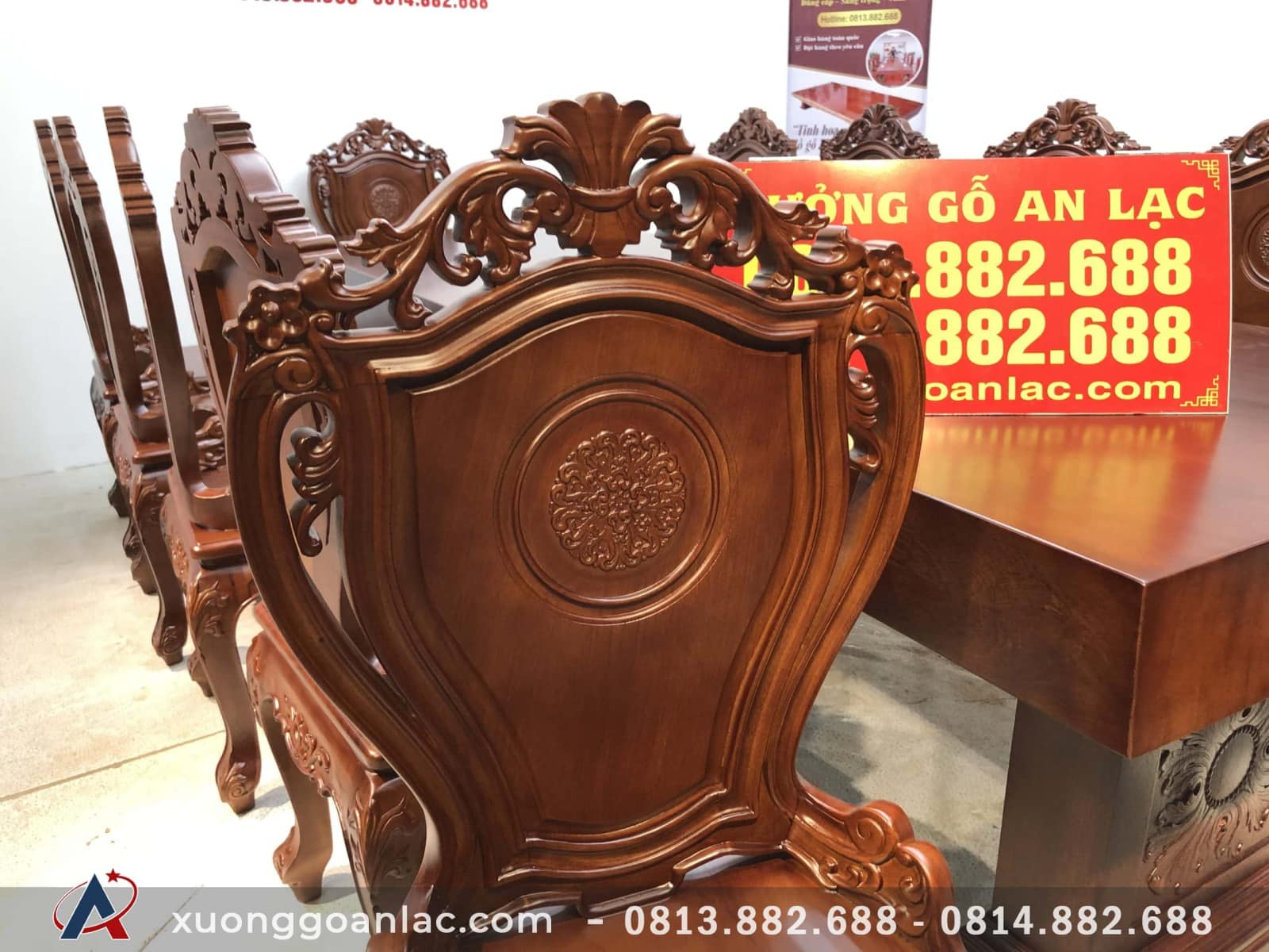 Bộ bàn ăn nguyên khối 12 ghế louis gỗ gõ đỏ siêu Vip (Anh Quyết, Sông Công -Thái Nguyên) 12 lưng ghế đục thủ công hoa lá tây