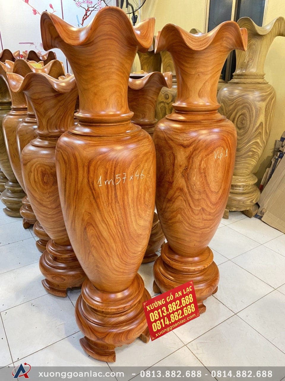 Lục bình gỗ hương đỏ 1m57 đường kính 46cm (anh Dũng - Hà Nội) 10 Muốn có được một mẫu lục bình gỗ đẹp người nghệ nhân phải lựa chọn được những khúc quý đặc ruột để chế tác, gỗ càng nhiều vân đẹp thì giá lộc bình gỗ này sẽ càng cao.