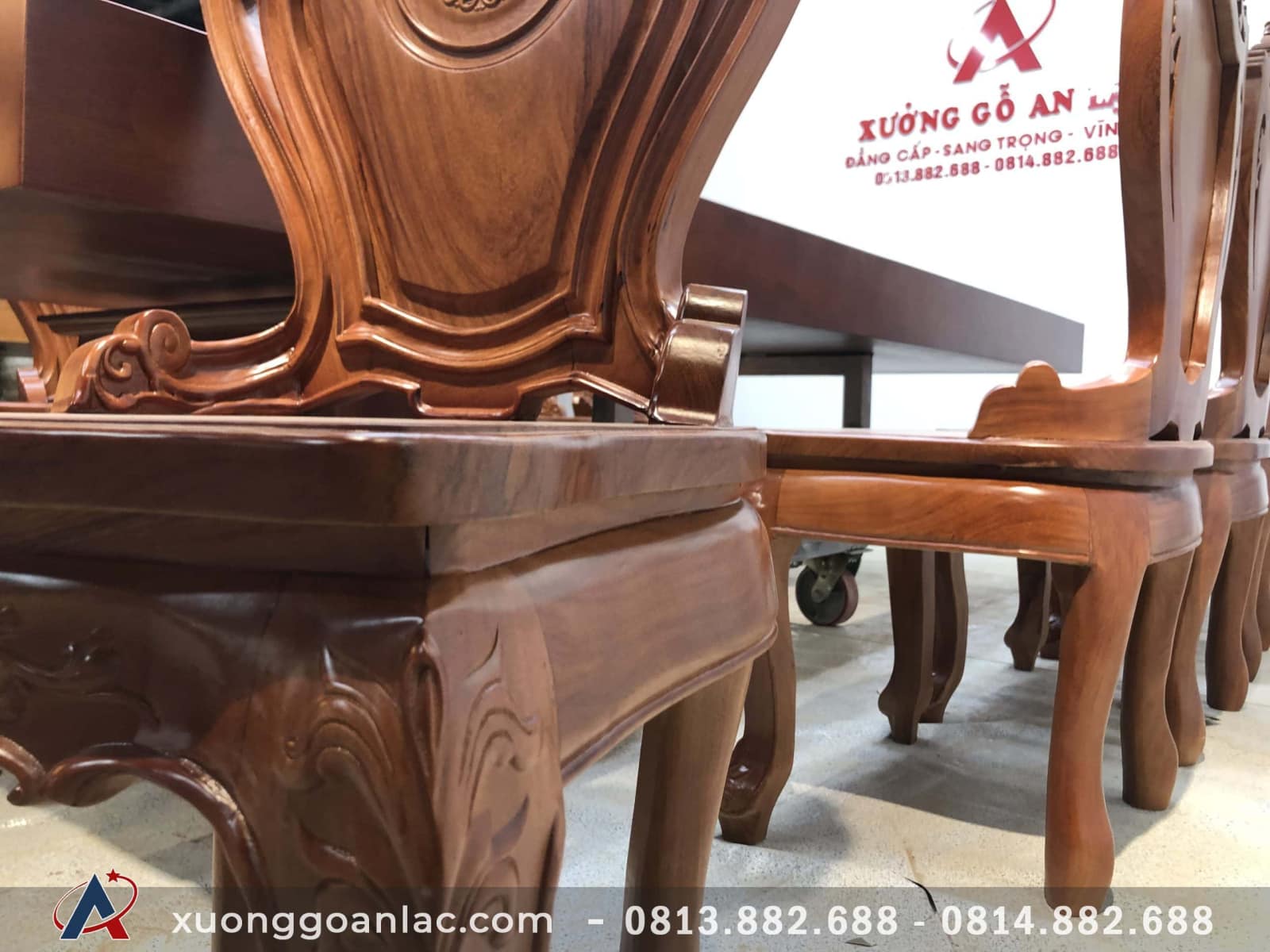 Bộ bàn ăn nguyên khối gỗ gõ đỏ màu óc chó (Chú Sang, TP Thái Bình) 4 mặt ghế cực vip