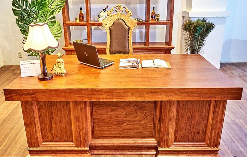 Bố trí bàn làm việc đúng cách hợp phong thuỷ 3 Bàn làm việc gỗ gõ đỏ nguyên tấm được chế tác từ gỗ đặc tự nhiên