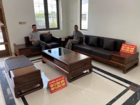 Anh Hòa ngồi bộ sofa phòng khách