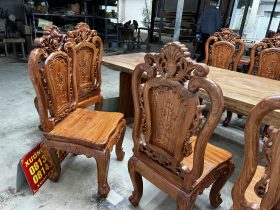 cột tựa và chân là liền 1 khối