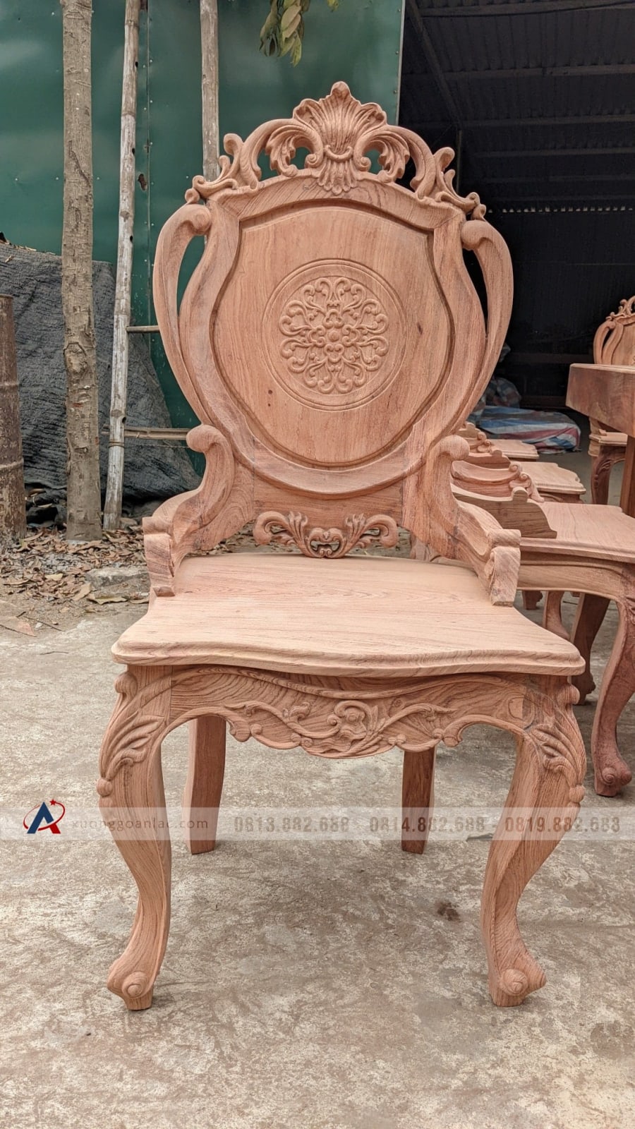 Bộ bàn ăn nguyên khối gỗ hương đá 10 ghế louis hoàng gia tân cổ điển siêu vip (Anh Mến, Hà Nam) 27 ghế hoa lá tây gỗ hương đá