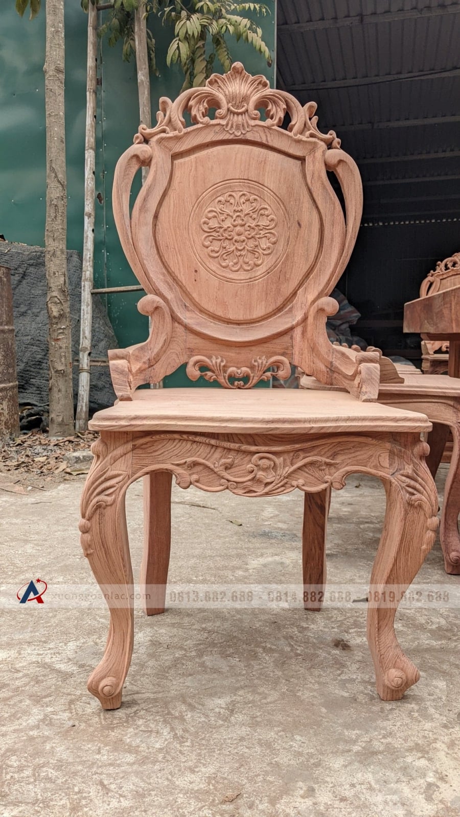 Bộ bàn ăn nguyên khối gỗ hương đá 10 ghế louis hoàng gia tân cổ điển siêu vip (Anh Mến, Hà Nam) 11 Bộ bàn ăn nguyên khối gỗ hương đá 10 ghế louis hoàng gia tân cổ điển siêu vip (Anh Mến, Hà Nam) - Ảnh 11