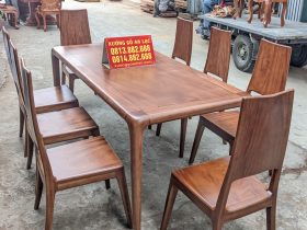 Bộ bàn ăn bo góc gỗ gõ đỏ 8 ghế trơn phun màu giả óc chó (Anh Thủy, Sơn La) 11 bàn ăn bo góc gỗ gõ đỏ phủ màu óc chó