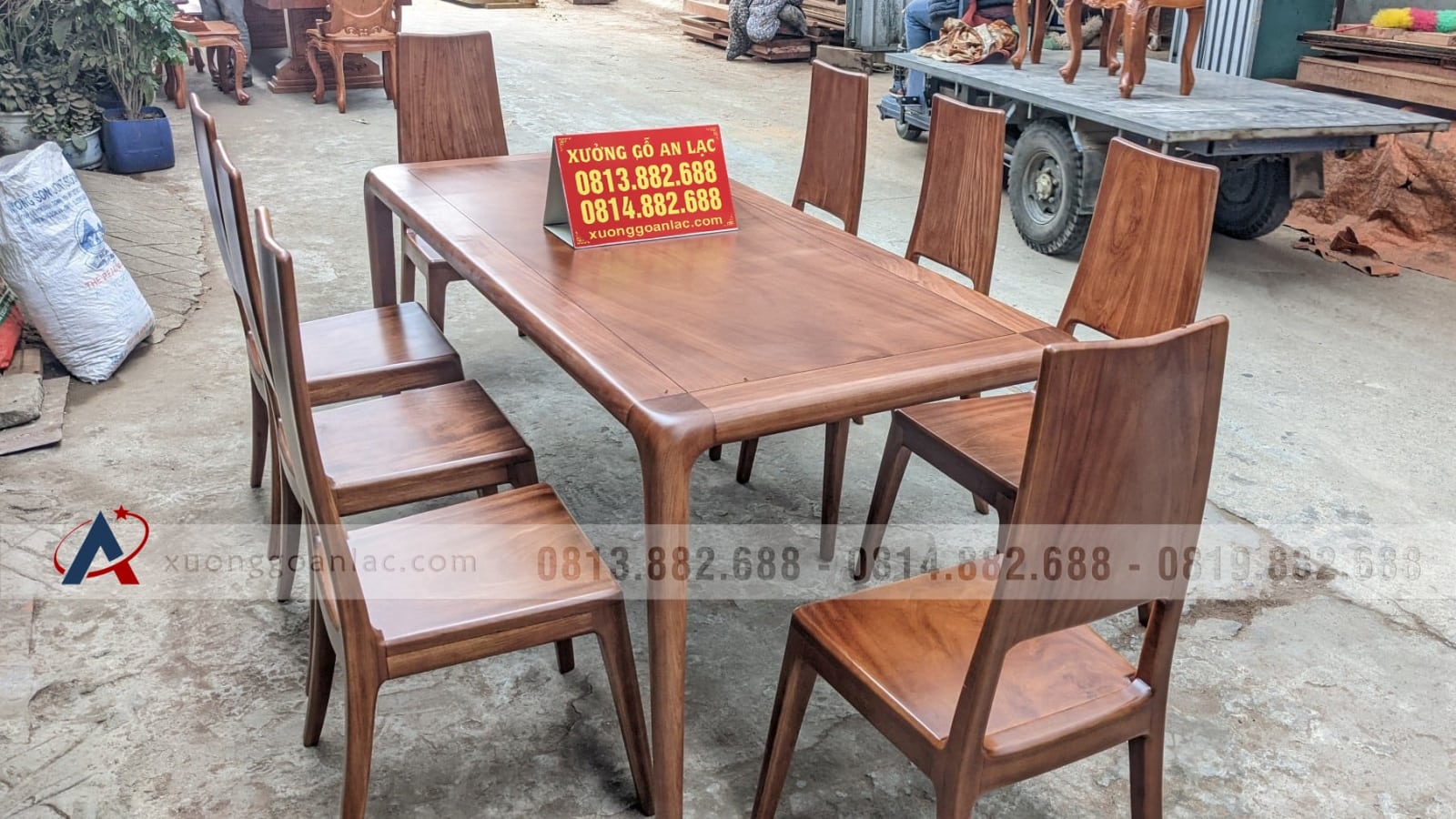 Bộ bàn ăn bo góc gỗ gõ đỏ 8 ghế trơn phun màu giả óc chó (Anh Thủy, Sơn La) 23 bàn ăn bo góc gỗ gõ đỏ phủ màu óc chó
