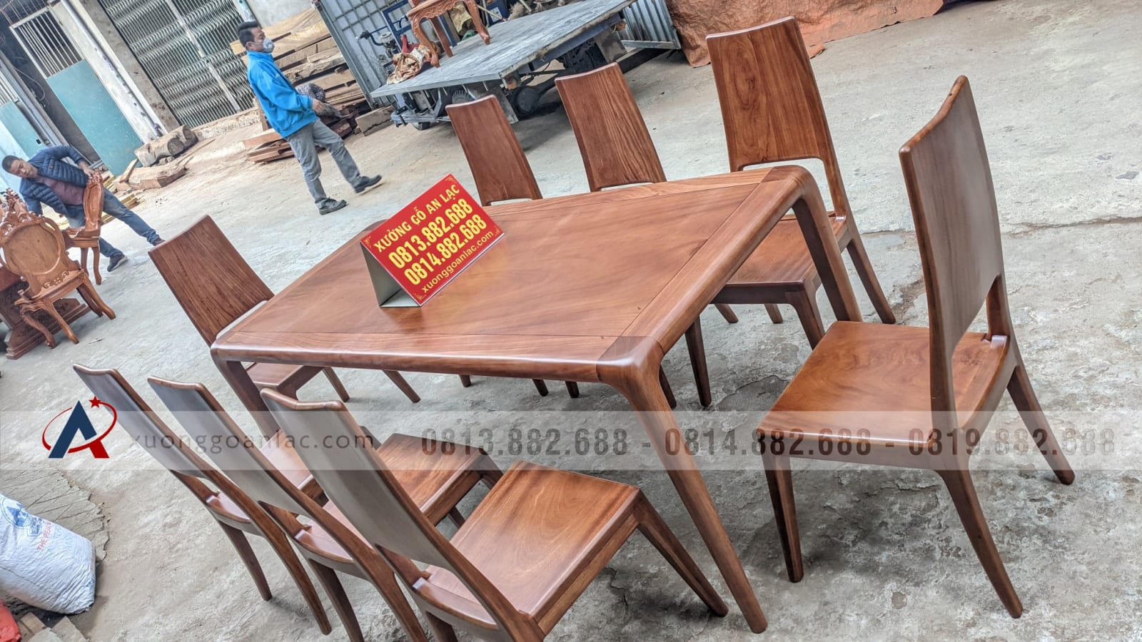 Bộ bàn ăn bo góc gỗ gõ đỏ 8 ghế trơn phun màu giả óc chó (Anh Thủy, Sơn La) 24 bàn ăn gỗ gõ đỏ và 8 ghế